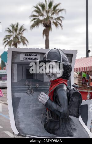 Viareggio, Italien. 4. Februar 2023 Parade an den Küstenstraßen der allegorischen Festwagen des Karnevals von Viareggio 2023. Viareggio (LU) Kredit: Independent Photo Agency Srl/Alamy Live News Stockfoto