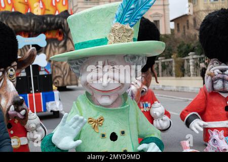 Viareggio, Italien. 4. Februar 2023 Parade entlang der Küstenstraßen der allegorischen Festwagen des Viareggio Carnival 2023. Viareggio (LU) Kredit: Independent Photo Agency Srl/Alamy Live News Stockfoto