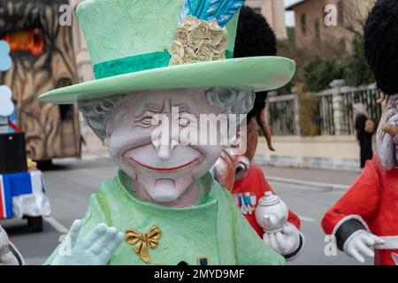 Viareggio, Italien. 4. Februar 2023 Parade entlang der Küstenstraßen der allegorischen Festwagen des Viareggio Carnival 2023. Viareggio (LU) Kredit: Independent Photo Agency Srl/Alamy Live News Stockfoto