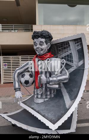 Viareggio, Italien. 4. Februar 2023 Parade an den Küstenstraßen der allegorischen Festwagen des Karnevals von Viareggio 2023. Viareggio (LU) Kredit: Independent Photo Agency Srl/Alamy Live News Stockfoto