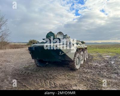 Nahaufnahme eines sowjetisch-russischen BTR-80 (BTR80), 8 x 8-rädriger amphibischer Personentransporter Stockfoto