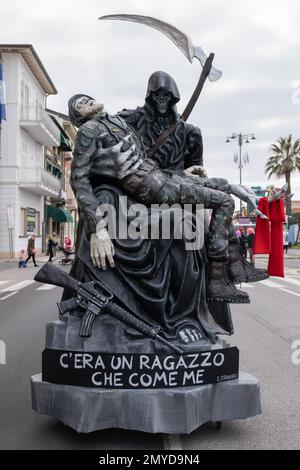 Viareggio, Italien. 4. Februar 2023 Parade an den Küstenstraßen der allegorischen Festwagen des Karnevals von Viareggio 2023. Viareggio (LU) Kredit: Independent Photo Agency Srl/Alamy Live News Stockfoto