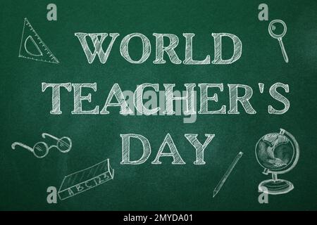 Text World Teacher's Day und Zeichnungen auf grüner Tafel. Grußkartendesign Stockfoto