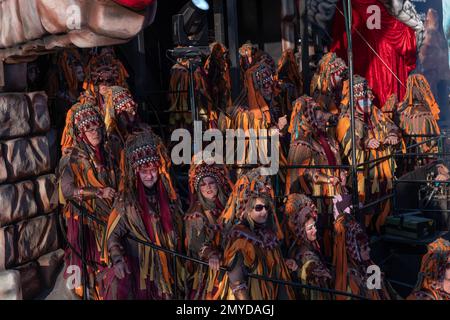 Viareggio, Italien. 4. Februar 2023 Parade entlang der Küstenstraßen der allegorischen Festwagen des Viareggio Carnival 2023. Viareggio (LU) Kredit: Independent Photo Agency Srl/Alamy Live News Stockfoto