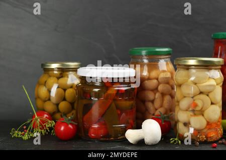 Eingelegte Gemüsegläser auf grauem Hintergrund Stockfoto