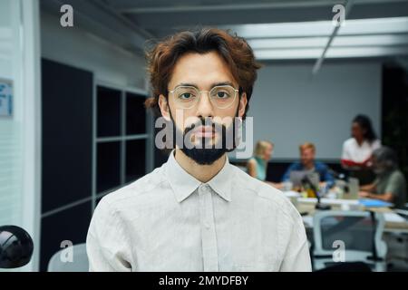 Ich habe einen ernsten Geschäftsmann im Amt. Hart arbeitender, geschäftiger Typ. Selbstbewusster Anführer. Stockfoto