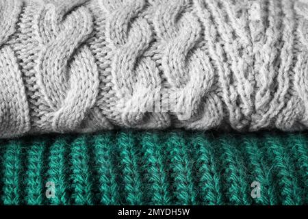 Gefaltete warme Pullover als Hintergrund, Nahaufnahme Stockfoto