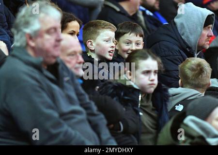 Oldham-Fans während des Spiels der Vanarama National League zwischen Oldham Athletic und FC Halifax Town im Boundary Park, Oldham, am Freitag, den 3. Februar 2023. (Foto: Eddie Garvey | MI News) Kredit: MI News & Sport /Alamy Live News Stockfoto