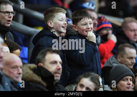 Oldham-Fans während des Spiels der Vanarama National League zwischen Oldham Athletic und FC Halifax Town im Boundary Park, Oldham, am Freitag, den 3. Februar 2023. (Foto: Eddie Garvey | MI News) Kredit: MI News & Sport /Alamy Live News Stockfoto