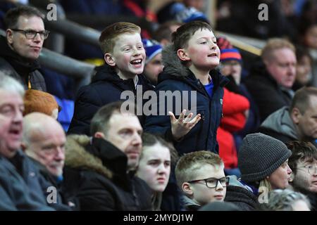 Oldham-Fans während des Spiels der Vanarama National League zwischen Oldham Athletic und FC Halifax Town im Boundary Park, Oldham, am Freitag, den 3. Februar 2023. (Foto: Eddie Garvey | MI News) Kredit: MI News & Sport /Alamy Live News Stockfoto