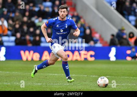 Stock Action Picture von Nathan Sheron vom Oldham Athletic Association Football Club während des Spiels der Vanarama National League zwischen Oldham Athletic und FC Halifax Town im Boundary Park, Oldham, am Freitag, den 3. Februar 2023. (Foto: Eddie Garvey | MI News) Kredit: MI News & Sport /Alamy Live News Stockfoto