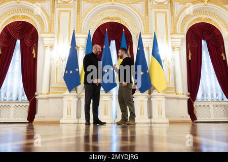 Kiew, Ukraine. 03. Februar 2023. Der Präsident des Europäischen Rates Charles Michel, links, der ukrainische Präsident Wolodymyr Zelenskyy, rechts, unterhalten sich vor Beginn des 24. Gipfels EU-Ukraine im Mariinsky-Palast am 3. Februar 2023 in Kiew, Ukraine. Kredit: Pool Photo/Pressestelle Des Ukrainischen Präsidenten/Alamy Live News Stockfoto