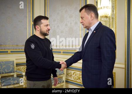 Kiew, Ukraine. 03. Februar 2023. Der ukrainische Präsident Volodymyr Zelenskyy, Linke, begrüßt den polnischen Verteidigungsminister Mariusz Błaszczak vor bilateralen Gesprächen im Mariinsky-Palast am 3. Februar 2023 in Kiew, Ukraine. Zelenskyy dankte Polen dafür, dass es andere alliierte Nationen bei der Entsendung moderner Leoparden-Kampfpanzer führe. Kredit: Pool Photo/Pressestelle Des Ukrainischen Präsidenten/Alamy Live News Stockfoto