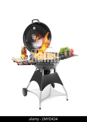 Flammender Grillgerichte mit Kochmahlzeit auf weißem Hintergrund Stockfoto