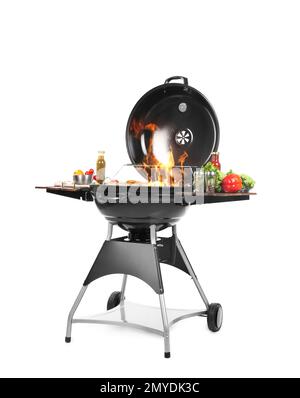 Flammender Grillgerichte mit Kochmahlzeit auf weißem Hintergrund Stockfoto