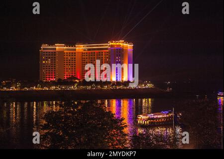 Eine Flussschifffahrt auf dem Tonle SAP River bei Nacht, Sokha Hotel im Hintergrund. Silvester 2019 - 2020. Phnom Penh, Kambodscha. © Kraig Lieb Stockfoto