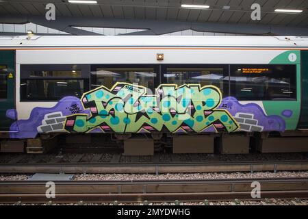 Graffiti an der Seite eines Londoner Zuges an der London Bridge Station Stockfoto