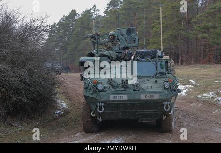 Bayern, Deutschland. 29. Januar 2023. Soldaten des 2D. Kavallerie-Regiments manövrieren einen stryker für einen Hinterhalt während Dragoon Ready 23 im Joint multinational Readiness Center bei Hohenfels, Deutschland, am Januar. 29, 2023. Dragoon Ready 23 wurde entwickelt, um die Bereitschaft des Regiments zu gewährleisten und das Regiment in seinen grundlegenden Aufgaben zur Unterstützung einheitlicher Landeinsätze zu Schulen, um seine Kenntnisse zu verbessern und die Interoperabilität mit den NATO-Alliierten zu verbessern. Zu den Übungsteilnehmern gehören etwa 2.500 US-Dollar Soldaten des 2D. Kavallerie-Regiments, 150 US-Dollar Soldaten von der 12. Kampfluftfahrtbrigade und 150. Dienstmem Stockfoto