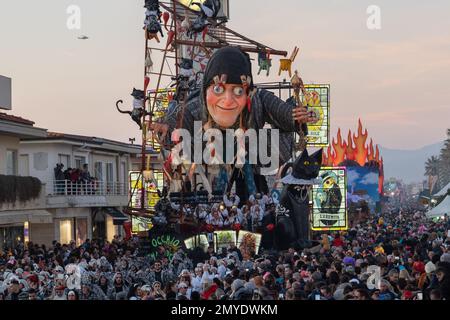 Viareggio, Italien. 4. Februar 2023 Die Parade auf den Straßen zum Meer während der ersten Parade des Karnevals von Viareggio 2023. Viareggio (LU) Kredit: Independent Photo Agency Srl/Alamy Live News Stockfoto