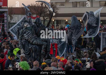 Viareggio, Italien. 4. Februar 2023 Parade entlang der Küstenstraßen der allegorischen Festwagen des Viareggio Carnival 2023. Viareggio (LU) Kredit: Independent Photo Agency Srl/Alamy Live News Stockfoto