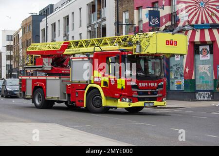 Feuerwehrwagen der Londoner Feuerwehr mit blauen Blitzlichtern Camden High Street Stockfoto