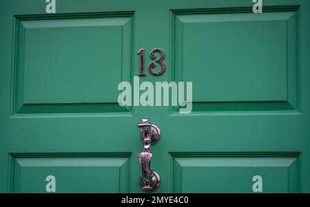 Nummer 13, dreizehn Tür eines Hauses Stockfoto