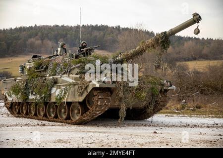 Hohenfels, Deutschland. 29. Januar 2023. Ein italienisches Panzerregiment sucht nach Verletzten während der Übung Dragoon Ready im Hohenfels Joint Multinational Readiness Center am 29. Januar 2023. Dragoon Ready ist eine multinationale Übung, bei der mit anderen Nationen trainiert wird, um die Letalität aufrechtzuerhalten. (Kreditbild: © Ty Baggerly/USA Army/ZUMA Press Wire Service) NUR FÜR REDAKTIONELLE ZWECKE! Nicht für den kommerziellen GEBRAUCH! Stockfoto