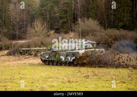 Hohenfels, Deutschland. 29. Januar 2023. Ein italienisches Panzerregiment reagiert auf den Kontakt während der Übung Dragoon Ready im Hohenfels Joint Multinational Readiness Center am 29. Januar 2023. Dragoon Ready ist eine multinationale Übung, bei der mit anderen Nationen trainiert wird, um die Letalität aufrechtzuerhalten. (Foto: SPC. Ty Baggerly) (Bild: © USA Army/ZUMA Press Wire Service) NUR FÜR REDAKTIONELLE ZWECKE! Nicht für den kommerziellen GEBRAUCH! Stockfoto