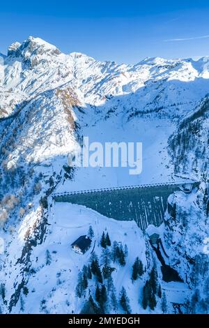 Blick auf Rifugio Calvi und Fregabolgia See im Winter. Carona, Val Brembana, Alpi Orobie, Bergamo, Provinz Bergamo, Lombardei, Italien, Europa. Stockfoto