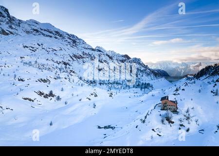 Blick auf Rifugio Calvi und Fregabolgia See im Winter. Carona, Val Brembana, Alpi Orobie, Bergamo, Provinz Bergamo, Lombardei, Italien, Europa. Stockfoto