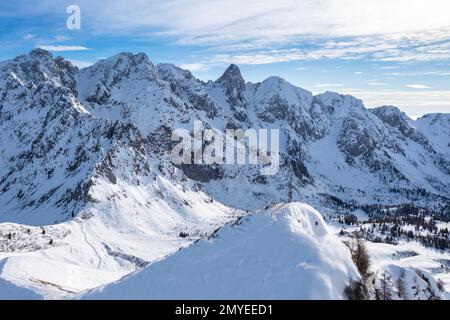 Blick aus der Vogelperspektive auf Campelli di Schilpario und Cimone della Bagozza im Winter. Schilpario, Val di Scalve, Bergamo, Lombardei, Italien. Stockfoto