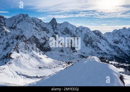 Blick aus der Vogelperspektive auf Campelli di Schilpario und Cimone della Bagozza im Winter. Schilpario, Val di Scalve, Bergamo, Lombardei, Italien. Stockfoto