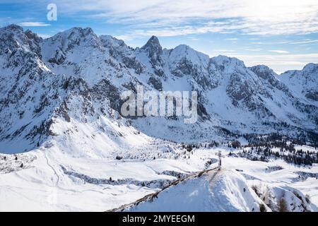 Blick aus der Vogelperspektive auf Campelli di Schilpario und Cimone della Bagozza im Winter. Schilpario, Val di Scalve, Bergamo, Lombardei, Italien. Stockfoto