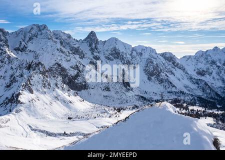 Blick aus der Vogelperspektive auf Campelli di Schilpario und Cimone della Bagozza im Winter. Schilpario, Val di Scalve, Bergamo, Lombardei, Italien. Stockfoto