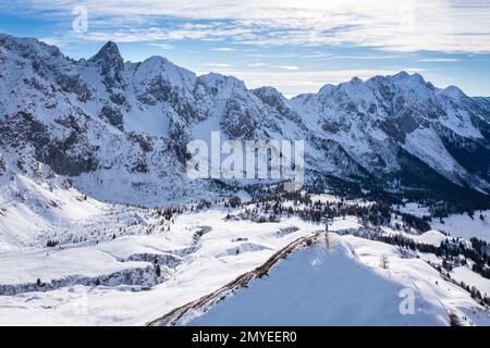 Blick aus der Vogelperspektive auf Campelli di Schilpario und Cimone della Bagozza im Winter. Schilpario, Val di Scalve, Bergamo, Lombardei, Italien. Stockfoto