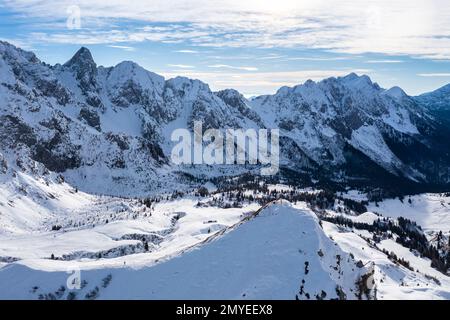 Blick aus der Vogelperspektive auf Campelli di Schilpario und Cimone della Bagozza im Winter. Schilpario, Val di Scalve, Bergamo, Lombardei, Italien. Stockfoto