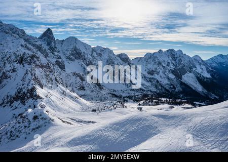 Blick aus der Vogelperspektive auf Campelli di Schilpario und Cimone della Bagozza im Winter. Schilpario, Val di Scalve, Bergamo, Lombardei, Italien. Stockfoto