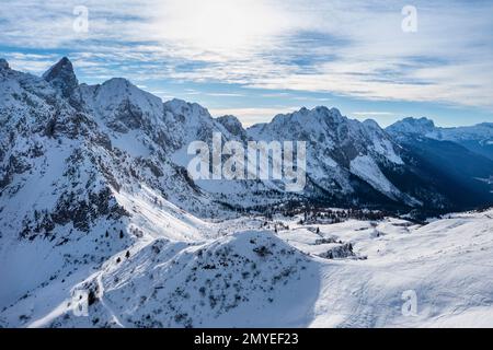 Blick aus der Vogelperspektive auf Campelli di Schilpario und Cimone della Bagozza im Winter. Schilpario, Val di Scalve, Bergamo, Lombardei, Italien. Stockfoto