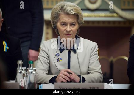 Kiew, Ukraine. 03. Februar 2023. Ursula von der Leyen, Präsidentin der Europäischen Kommission, hört während des 24. Gipfeltreffens EU-Ukraine im Mariinsky-Palast am 3. Februar 2023 in Kiew, Ukraine, zu. Kredit: Pool Photo/Pressestelle Des Ukrainischen Präsidenten/Alamy Live News Stockfoto