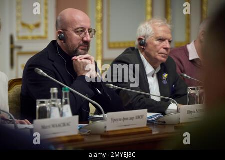 Kiew, Ukraine. 03. Februar 2023. Der Präsident des Europäischen Rates Charles Michel, Left, hört dem 24. Gipfeltreffen EU-Ukraine im Mariinsky-Palast am 3. Februar 2023 in Kiew (Ukraine) zu. Kredit: Pool Photo/Pressestelle Des Ukrainischen Präsidenten/Alamy Live News Stockfoto