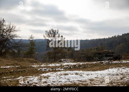 Hohenfels, Deutschland. 29. Januar 2023. Ein italienisches Panzerregiment errichtet am 29. Januar 2023 im Hohenfels Joint Multinational Readiness Center eine Umzäunung mit Blick auf ein Tal. Dragoon Ready ist eine multinationale Übung, bei der mit anderen Nationen trainiert wird, um die Letalität aufrechtzuerhalten. (Foto: SPC. Ty Baggerly) (Bild: © USA Army/ZUMA Press Wire Service) NUR FÜR REDAKTIONELLE ZWECKE! Nicht für den kommerziellen GEBRAUCH! Stockfoto