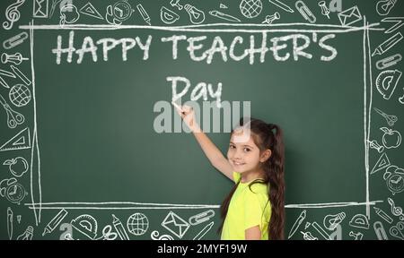 Süßes kleines Mädchen, das einen Satz schreibt Happy Teacher's Day auf einer Tafel Stockfoto