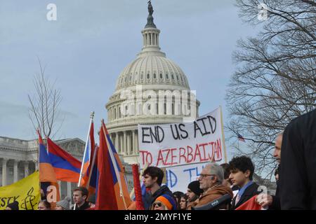 3. Februar 2023: Das Artsach-Blockade von Aserbaidschan der Lachin Road durchbrechen das Ziel armenisch-amerikanischer Demonstranten im Kapitol der Vereinigten Staaten in Washington, DC. 120.000 Menschen oder mehr hatten keine grundlegenden Bedürfnisse an Nahrung, Strom, medizinische Versorgung, Gas zum Heizen und Kochen und Internet, das seit 50 Tagen abgeschnitten ist. Sie wollen die Aufhebung der Blockade, ein Verbot von mehr Waffen für das aserbaidschanische Militär und die Verurteilung von Aktionen der Azeri, einschließlich Kriegsverbrechen und vielem mehr. Die Vertreter Pallone, Sherman und The haben eine zweiseitige Resolution zur Verurteilung Aserbaidschans mitfinanziert Stockfoto