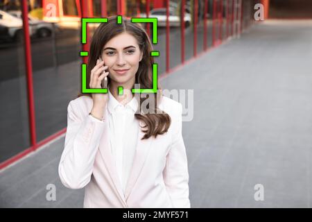 Gesichtserkennungssystem zur Identifizierung einer Frau auf der Straße Stockfoto