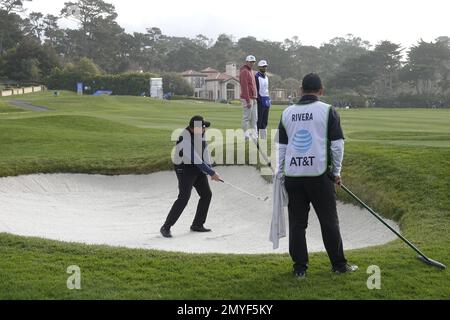 Pebble Beach, Kalifornien, USA. 4. Februar 2023. Ron Rivera spielt seinen Bunkerschuss am 12. Bei Pebble Beach Links in der dritten Runde des AT&T Pro-am 2023, PGA Tour Golf Turnier Credit: Motofoto/Alamy Live News Stockfoto