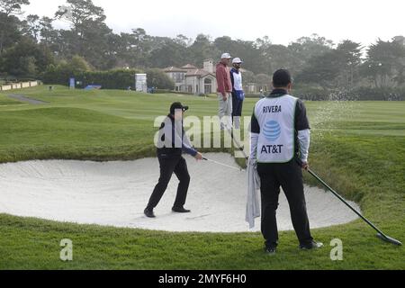 Pebble Beach, Kalifornien, USA. 4. Februar 2023. Ron Rivera spielt seinen Bunkerschuss am 12. Bei Pebble Beach Links in der dritten Runde des AT&T Pro-am 2023, PGA Tour Golf Turnier Credit: Motofoto/Alamy Live News Stockfoto