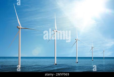 Schwimmende Windturbinen im Meer. Alternative Energiequelle Stockfoto