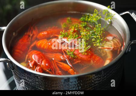 Frische, köstliche Flusskrebse im Topf, Nahaufnahme Stockfoto