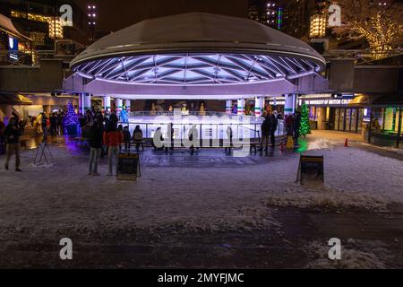 Vancouver, KANADA - Dez 18 2022 : Robson Square Ice Rink am Abend, Downtown Vancouver Stockfoto