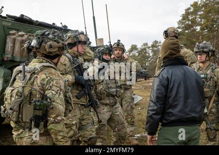 Hohenfels, Deutschland. 29. Januar 2023. USA Soldaten im 1. Geschwader, 2. Kavallerie-Regiment, planen einen Angriff mit einem italienischen Armeekommandeur während der Übung Dragoon Ready im Hohenfels Joint Multinational Readiness Center am 29. Januar 2023. Dragoon Ready ist eine multinationale Übung, bei der mit anderen Nationen trainiert wird, um die Letalität aufrechtzuerhalten. (Foto: SPC. Ty Baggerly) (Bild: © USA Army/ZUMA Press Wire Service) NUR FÜR REDAKTIONELLE ZWECKE! Nicht für den kommerziellen GEBRAUCH! Stockfoto